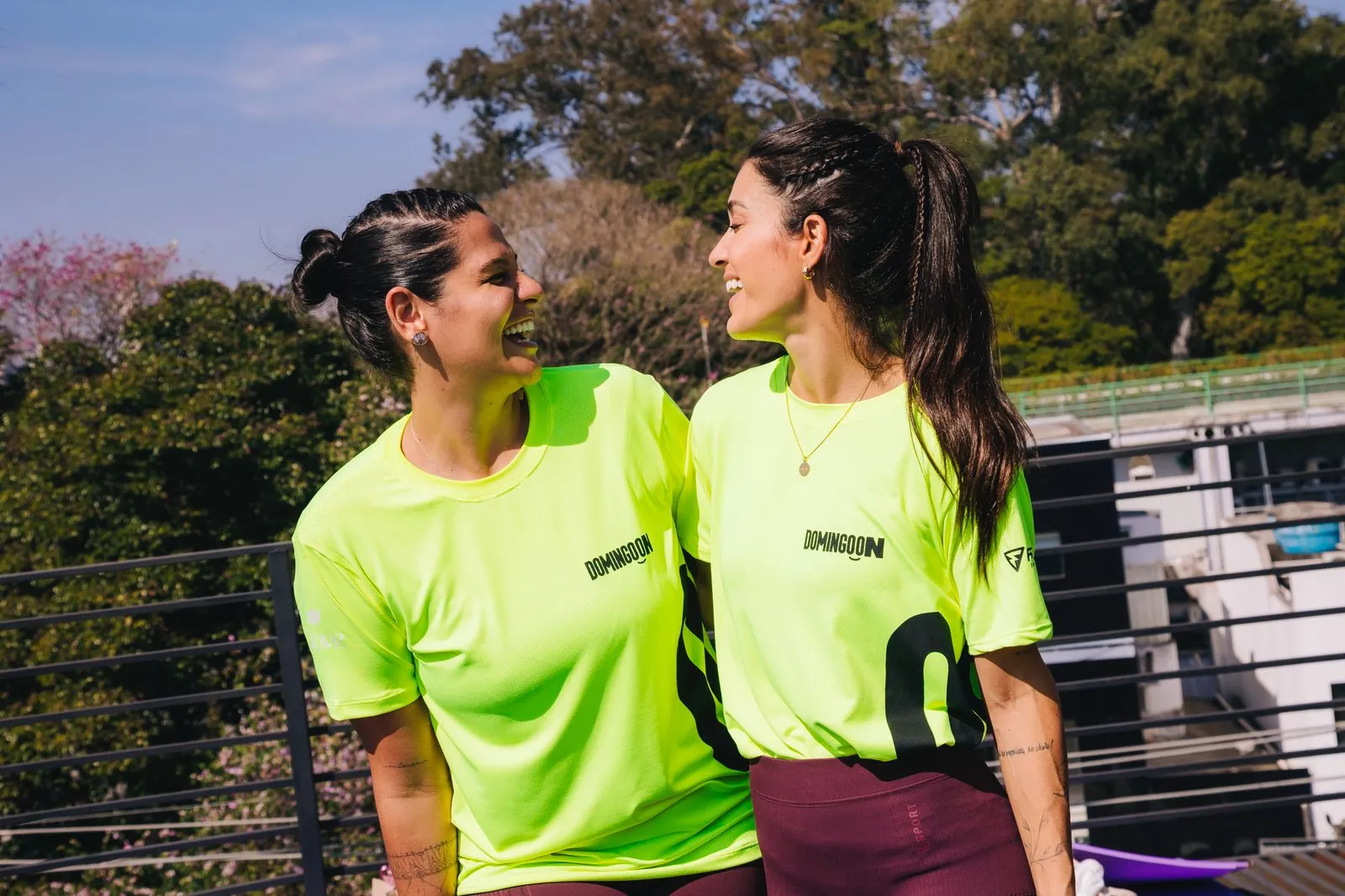 Grupo de pessoas felizes se exercitando